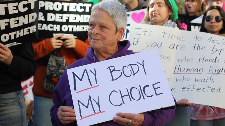 Bev Pack manifeste pour défendre les droits des femmes, le 9 novembre 2024 à Washington (Etats-Unis). (VALENTINE PASQUESOONE / FRANCEINFO)