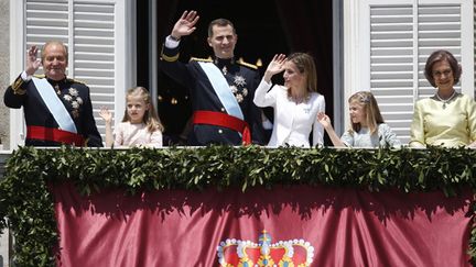 &nbsp; (La famille royale au grand complet, au balcon du palais royal © REUTERS/Andrea Comas)