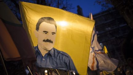 &nbsp; (Drapeau à l'effigie d'Abdullah Öcalan lors d'une manifestation kurde à Paris©MAXPPP)