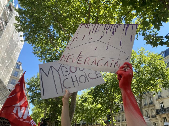 Les manifestantes brandissent des pancartes "Never again" (plus jamais) et "My body, my choice" (mon corps, mon choix) dans le cortège parisien, le 2 juillet 2022. (LAURIANE DELANOË / RADIO FRANCE)