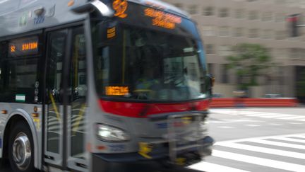 Un bus roule dans une rue de&nbsp;Washington, aux Etats-Unis, le 20 mai 2014. (KAREN BLEIER / AFP)