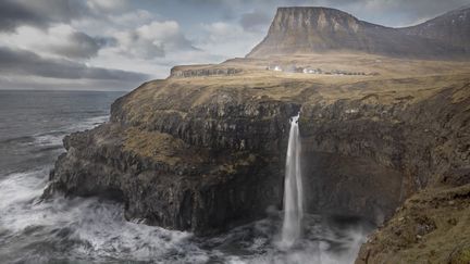 La cascade de&nbsp;Mulafossur&nbsp;se jette directement dans la mer, près de la ville de&nbsp;Gasadalur dans les Îles Féroé (2020). (LUCAS FRAYSSINET / HANS LUCAS)