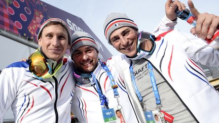 Jonathan Midol, Arnaud Bovolenta et Jean-Fr&eacute;d&eacute;ric Chapuis f&ecirc;tent leurs m&eacute;dailles en skicross, jeudi 20 f&eacute;vrier 2014 &agrave; Sotchi (Russie). (FRANCK FIFE / AFP)