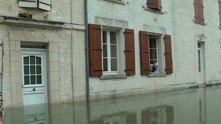 Après les inondations survenues dans le Sud-Ouest, la décrue, lente, a commencé. En Charente et dans le Lot-et-Garonne, l'heure est au nettoyage pour les habitants, qui tentent de faire face. (France 2)