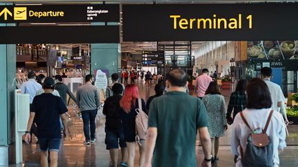 Le hall des départs à l'aéroport de Singapour, le 15 mars 2021. (ROSLAN RAHMAN / AFP)