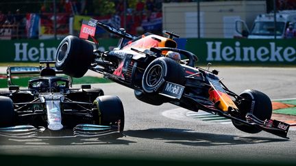 Le crash entre la Mercedes de Lewis Hamilton (à g.) et la Red Bull de Max Verstappen (à dr.) lors du Grand Prix de Monza en Italie, le 12 septembre 2021. (ANDREJ ISAKOVIC / AFP)