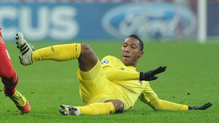 Le milieu de terrain de Villarreal Jonathan de Guzm&aacute;n tacle dans le vide lors d'un match contre le Bayern Munich, le 22 novembre 2011.&nbsp; (CHRISTOF STACHE / AFP)