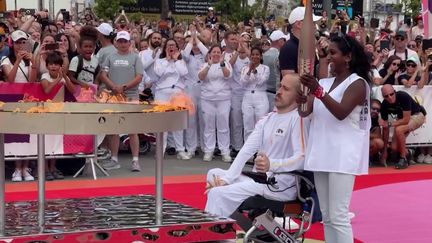 Paris 2024 : les porteurs paralympiques prennent le relais de la flamme (France 2)