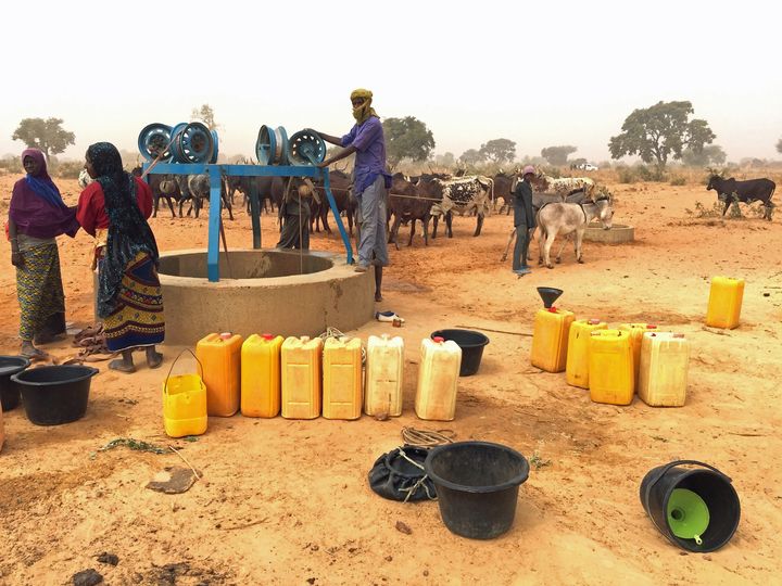 Puits à Kouré, à une cinquantaine de kilomètres à l'est de la capitale Niamey, où viennent s'approvisionner&nbsp;femmes djerma et éleveurs peuls. "La tension est palpable", rapporte l'universitaire Christian Bouquet, qui a pris la photo. (CHRISTIAN BOUQUET)