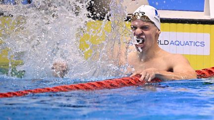 Léon Marchand après sa victoire aux Mondiaux de Fukuoka sur 400 mètres 4 nages, le 23 juillet 2023. (PHILIP FONG / AFP)