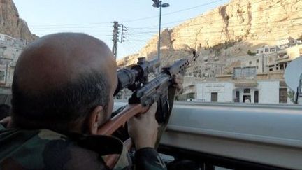 Un soldat syrien en poste dans les rues de la ville chrétienne de Maalula, le 11 septembre 2013. (AFP PHOTO / STR)