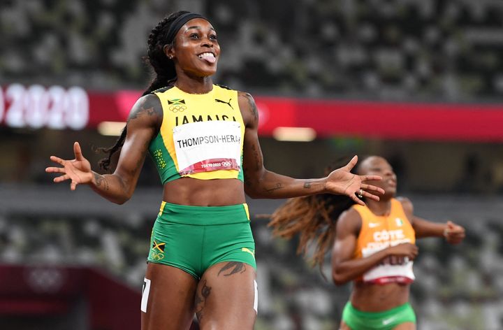 Elaine Thompson célèbre son deuxième titre olympique consécutif sur 200 m, le 3 août 2021 à Tokyo. (JEWEL SAMAD / AFP)