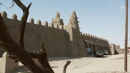 MALI, Tombouctou : MALI, Timbuktu : The Great Mosque of Djingareyber in 2005. This mosque is listed as World Heritage by UNESCO and is the largest in Timbuktu. The mosque which holds holy&#039;s mausoleums is threatened by islamists of Ansar Dine. They began destroying similar religious sites on June 30, 2012. PHOTO : CITIZENSIDE / ARCHIDUC
 (CITIZENSIDE.COM)