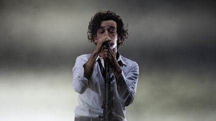 Le chanteur du groupe "The 1975" Matt Healy au&nbsp;Festival International de Benicàssim 2019. (JOSE JORDAN / AFP)