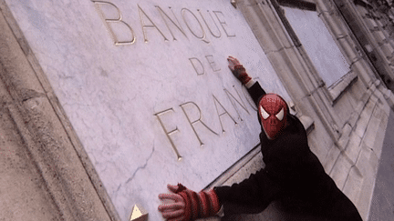 Spiderman à l'assaut de la Banque de France... L'humour est présent dans de nombreux clichés.
 (Culturebox / France 3 )