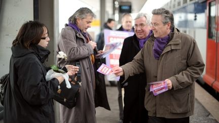 Nicolas Dupont-Aignan, en tournée de RER en Ile-de-France (11 février 2009) (AFP/LIONEL BONAVENTURE)