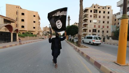 Un jihadiste de l'Etat islamique dans une rue de Raqqa (Syrie) le 29 juin 2014. (REUTERS)