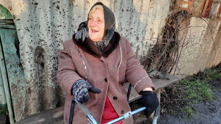 "Baba Luba", dans son village de Vasyukivka (Ukraine). (AGATHE MAHUET / RADIO FRANCE)