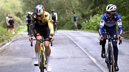 Wout van Aert (Jumbo-Visma) et Julian Alaphilippe (Soudal Quick-Step) lors d'une session d'entraînement avant le départ du Tour de France 2023, le 30 juin, à Bilbao. (DIRK WAEM / AFP)