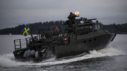 Un soldat suédois à bord d'un engin d'assaut rapide montré lors d'une visite, avec le Premier ministre, à la base militaire de Berga dans le cadre d'un accord de soutien à l'Ukraine, Suède, le 20 février 2024. (Jonathan NACKSTRAND / AFP)