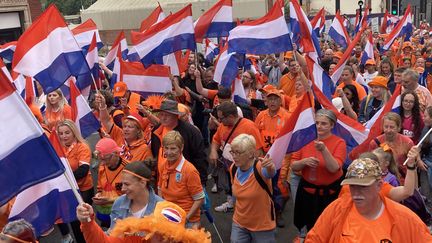 Supporters néerlandais, le 23 juillet 2022, à Rotherham, pour les quarts de finale de l'Euro 2022. (Louise Le Borgne / Franceinfo)