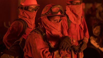 Des soldats du feu regardent les flammes approcher de la caserne&nbsp;de pompiers de Santa Cruz à côté de Loma Prieta, en Californie (Etats-Unis), le 27 septembre 2016. Pour la deuxième fois en un mois, la Californie a été confrontée à de gigantesques incendies. Ce feu a déplacé plus de 1 000 personnes et incendié plusieurs bâtiments.&nbsp; (JOSH EDELSON / AFP)