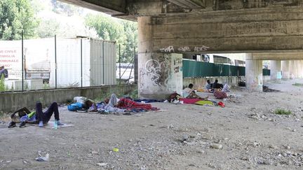 Des réfugiés sous un pont à Ventimille (Italie), près de la frontière avec la France, le 14 juillet 2018. (MASSIMILIANO FERRARO / NURPHOTO / AFP)