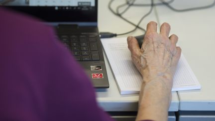 Une personne âgée utilisant un ordinateur portable. Photo d'illustration. (CHRISTIAN BEUTLER / MAXPPP)