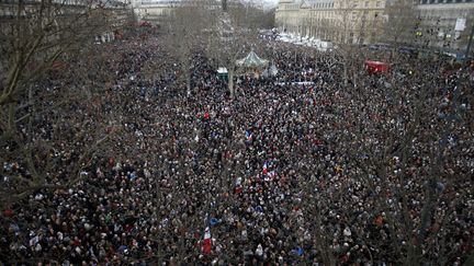 Des dizaines de milliers de personnes patientent place de la R&eacute;publique, &agrave; Paris, avant le d&eacute;but de la marche r&eacute;publicaine, dimanche 11 janvier 2015. ( CHARLES PLATIAU / REUTERS)