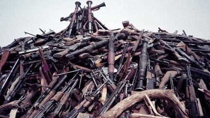 Des milliers d'armes déposées par les mouvements touareg dans le nord du Mali et détruites le 2 mars 2006. Depuis, les stocks ont été reconstitués grace aux armes illicites récupérées en Libye après la mort du colonel Kadhafi. (Photo AFP/Jean Hountongbe)