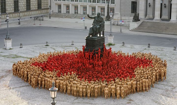 Installation &quot;The Ring&quot;, Spencer Tunick, Opéra de Munich
 (Tobias Hase / DPA / AFP)