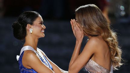 Miss Colombie, Ariadna Gutierrez (D), réagit à&nbsp;l'annonce de son couronnement lors de la cérémonie de Miss Univers 2015 à Las Vegas (Etats-Unis),&nbsp;le&nbsp;20 décembre 2015. Quelques minutes plus tard, elle devra donner&nbsp;sa couronne à Miss Philippines (G), la vraie gagnante. (JOHN LOCHER / AP / SIPA)