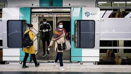 Des voyageurs portent un masque dans la gare RER de Châtelet-Les Halles (Paris), le 29 avril 2020. (DENIS MEYER / HANS LUCAS / AFP)