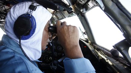 Un lieutenant vietnamien &agrave; la recherche du Boeing disparu survole l'archipel&nbsp;C&ocirc;n Đảo, le 12 mars 2014. (NGUYEN HUY KHAM / REUTERS)