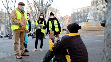 Des bénévoles vont à la rencontre des sans-abri lors de la première édition de la Nuit de la solidarité à Marseille, le 20 janvier 2022. (VALLAURI NICOLAS / MAXPPP)