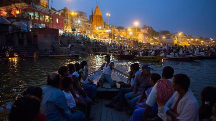 la foule s’amasse près du fleuve sur Dashashwamedha Ghât pour célébrer la Puja, une cérémonie en l'honneur de Ganga, la divinité du Gange.
 
 (REUTERS / Danish Siddiqui)