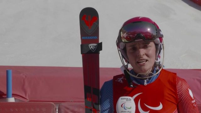 Marie Bochet, déçue, réagit après son erreur sur le slalom qui la relègue à la cinquième place du combiné alpin en para ski alpin.