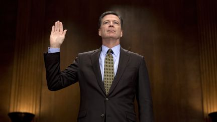 James Comey, l'ancien directeur du FBI, prête serment avant de témoigner devant la commission judiciaire du Sénat, le 3 mai 2017. (JIM WATSON / AFP)