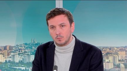 Remaniement : Emmanuel Macron gouverne avec "une équipe de collaborateurs et quelques poids lourds de la droite", regrette le député EELV Aurélien Taché (franceinfo)