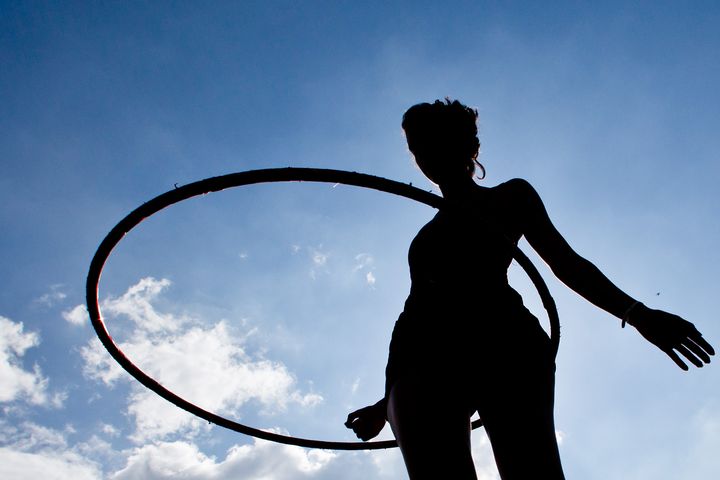 Une femme joue avec un Hula-Hoop, &agrave; Nuremberg, en Allemagne, le 27 septembre 2014. (DANIEL KARMANN / DPA / AFP)