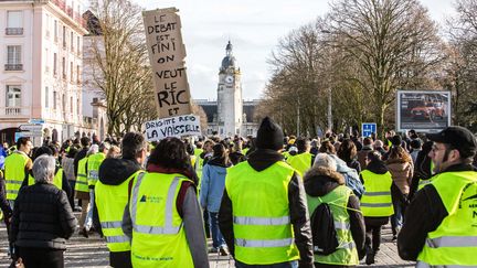 Une manifestation de gilets jaunes&nbsp;en janvier 2019. (YVES SALAUN / HANS LUCAS)