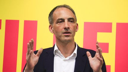 La tête de liste Parti socialiste-Place publique pour les élections européennes, Raphaël Glucksmann, à Paris, le 15 mai 2024. (QUENTIN DE GROEVE / HANS LUCAS / AFP)