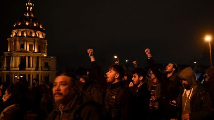 Des manifestants contre la réforme des retraites place Vauban, à Paris, le 20 mars 2023. (CHRISTOPHE ARCHAMBAULT / AFP)