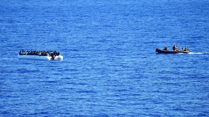 Des&nbsp;migrants&nbsp;originaires de plusieurs pays d'Afrique, attendent d'être secourus en mer, le 27 septembre 2015. (ALBERTO PIZZOLI / AFP)