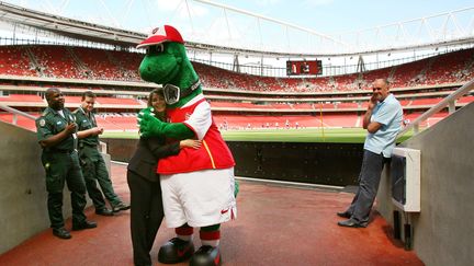 Le destin de Gunnersaurus, l'iconique mascotte d'Arsenal, est aujourd'hui incertain. (ADRIAN DENNIS / AFP)