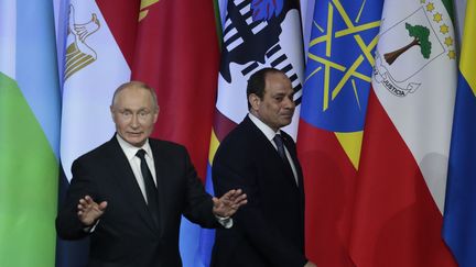 Le président russe Vladimir Poutine et son homologue égyptien Abdel Fattah al-Sissi lors du sommet Russie-Afrique le 24 octobre 2019 à Sotchi en Russie. (SERGEI CHIRIKOV / POOL)