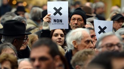 Une jeune femme brandit une pancarte "Non à l'antisémitisme", mardi 19 février 2019 à Angers (Maine-et-Loire). (MAXPPP)
