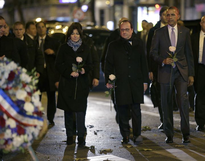 Anne Hidalgo, François Hollande et Barack Obama s'apprêtent à se recueillir devant le Bataclan.&nbsp; (PHILIPPE WOJAZER / REUTERS)