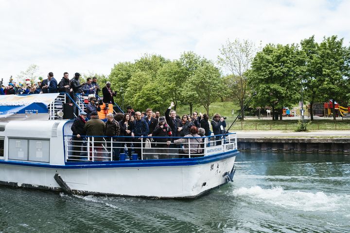 La "péniche insoumise", le 17 avril 2017 sur le canal de l'Ourcq, à Bobigny (Seine-Saint-Denis). (DENIS MEYER / HANS LUCAS / AFP)