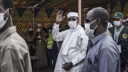 Le président tchadien Idriss Deby alors qu'il arrive pour déposer son bulletin dans un bureau de vote à N'djamena, le 11 avril 2021. (MARCO LONGARI / AFP)